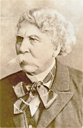 Kaposvári újságíró a trón zsámolyánál