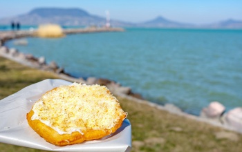 Lángos és szállás a Balatonon: ha jól tervezünk, olcsóbb lehet minden