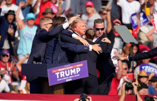 Donald Trumpot támadás érte a választási gyűlésén
