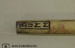 „BUMM” feliratú fejszenyéllel ment tárgyalni a férfi