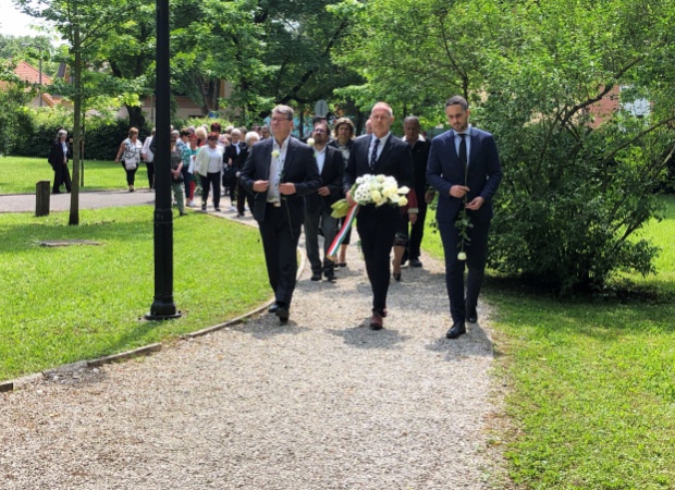Virágot helyeztek el a Trianon-emlékműnél a Berzsenyi parkban – fotók