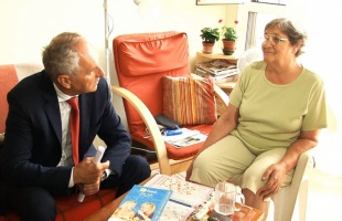 Segítő kezek az idős nyugdíjasoknak