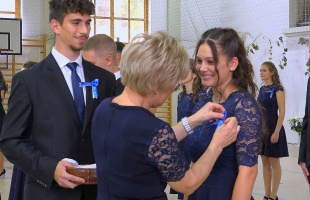 Szalagavató a katolikus gimiben - videó