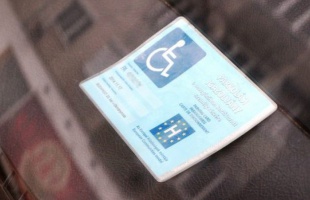 Lebukott: rokona mozgáskorlátozott igazolványát használta az igali nő