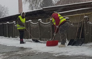 Egész éjjel dolgoztak a hómunkások