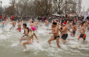 Újévi fürdőzés a Balatonban