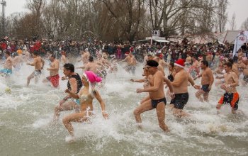 Újévi fürdőzés a Balatonban
