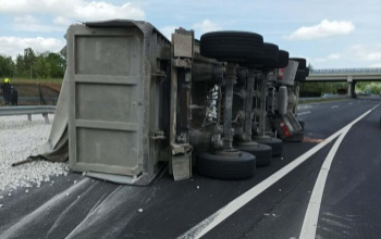 Videón, ahogy kavics szállító kamion borul az M7-es autópályára