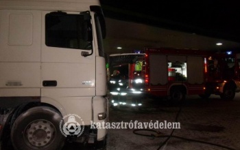 Tűz a kamion motorterében