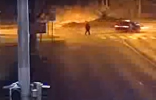 Driftelés közben majdnem elütött egy gyalogost a BMW-s Kaposváron - VIDEÓVAL