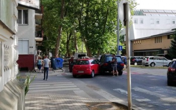 Összeütközött két autó a Tallián és Bajcsy kereszteződésében