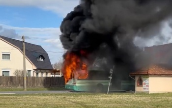 Teljesen kiéegett egy távolsági busz Hetesen - videó