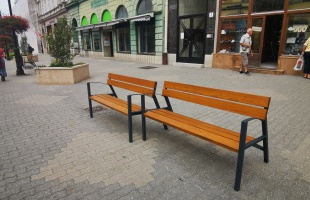 Elkészültek az új kaspók, kitették az új padokat