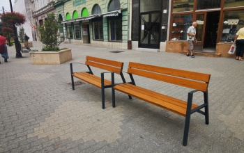 Elkészültek az új kaspók, kitették az új padokat