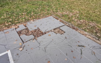 Megrongálódott a Cseri park kosárpályájának burkolata