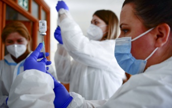 Szlávik: mindent meg kell tenni azért, hogy minél többen megkapják legalább az első oltást