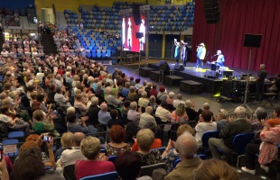 Apostol-koncert a Kaposvár Arénában: több mint kétezer idős embert köszöntöttek pénteken