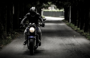 Háromszor tiltották el a motorost
