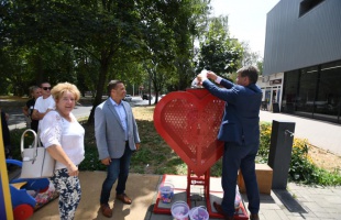 Egy hatalmas piros szívben gyűjtik a kupakokat a Honvéd utcában