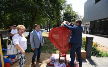 Egy hatalmas piros szívben gyűjtik a kupakokat a Honvéd utcában