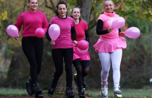 Kangoo cipős futással hívták fel a figyelmet a mellrák elleni küzdelemre