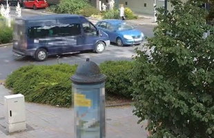 Áthajtott a piroson a 67 éves nő, súlyos balesetet okozott - VIDEÓ
