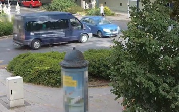 Áthajtott a piroson a 67 éves nő, súlyos balesetet okozott - VIDEÓ