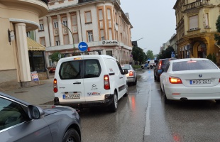 50 cm a vízállás a vasútállomás előtt - terelik a forgalmat