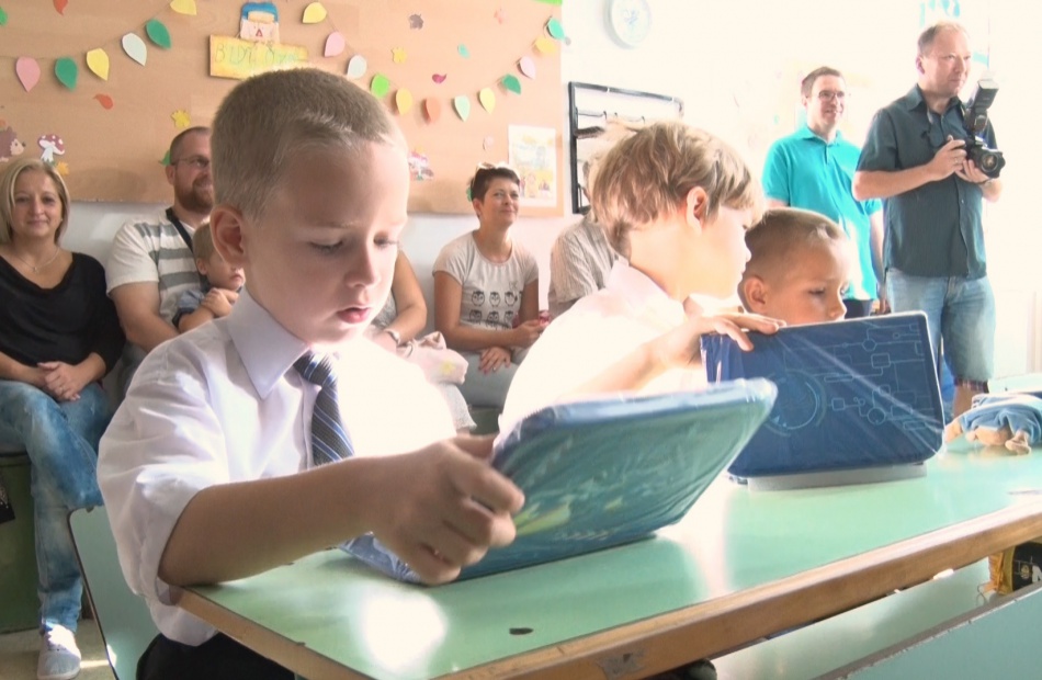 Fiúknak űrhajós, lányoknak balerinás - tolltartót kaptak az elsősök