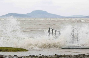 Hétfőn megbillenhet a Balaton vízszintje