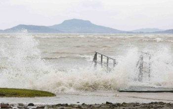 Hétfőn megbillenhet a Balaton vízszintje