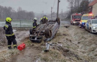 Fejtetőre állt egy autó hétfőn Kaposszerdahelyen