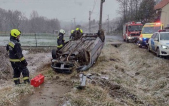 Fejtetőre állt egy autó hétfőn Kaposszerdahelyen