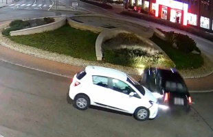 Videón mutatjuk a kedd esti balesetet a Burger King melletti körforgalomban
