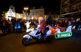 Motoron gurultak be a Mikulások a Kossuth térre - VIDEÓ