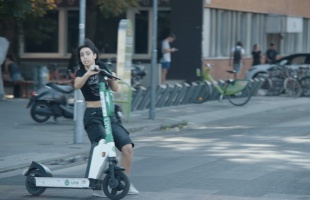 Ilyen arcot vágunk, mielőtt elgázolna egy autó! Brutálisan jó videó a gyalogosok védelmében!
