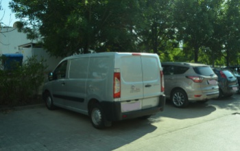 Szabályosan parkoló autónak ütközött tolatás közben
