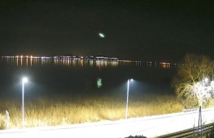 Különleges látvány a Balatonon: a tó vizén tükröződött egy zöld tűzgömb fénye