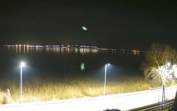 Különleges látvány a Balatonon: a tó vizén tükröződött egy zöld tűzgömb fénye