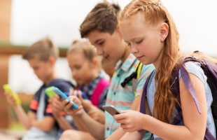 Miért kifejezetten káros az iskolai mobilhasználat