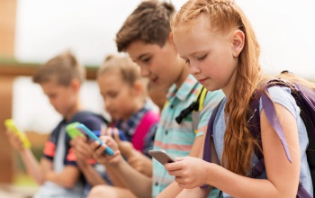 Miért kifejezetten káros az iskolai mobilhasználat