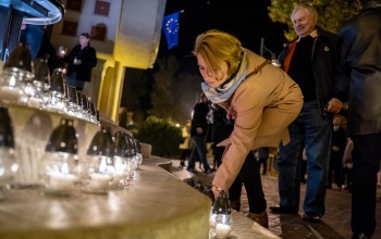 A kaposváriak is gyertyát gyújtottak a hősök emlékére a nemzeti gyásznapon
