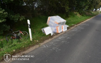 Rögzítetlen rakomány okozott súlyos sérülést a kerékpárosnak