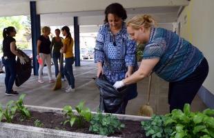 „Felvirágoztatták” a Kormányhivatal épületeit