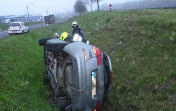 Árokba borult egy autó a kaposmérői körforgalomban
