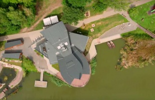 Kapaszkodjatok meg valamiben, itt egy újabb drone kisfilm a desiről