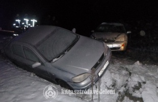 Út mellett álló kocsinak csapódott egy autó Segesden hétfőn