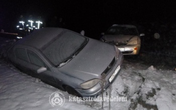 Út mellett álló kocsinak csapódott egy autó Segesden hétfőn