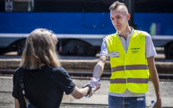 Vizet osztanak a pályaudvarokon és az autóbusz-állomásokon