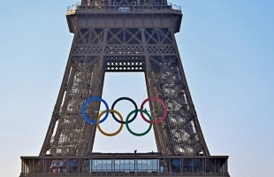 Marad az öt karika az Eiffel-tornyon